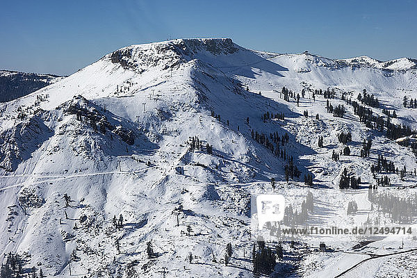 Luftaufnahme der Landschaft mit schneebedecktem Berg in Squaw Valley