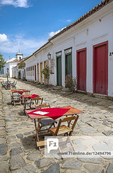 Tische in einem Straßenrestaurant in Paraty an der Costa Verde