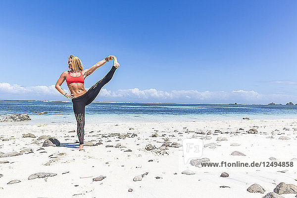 Kräftige  sportliche Frau in einer Yogapose in Kuta  Lombok  Indonesien