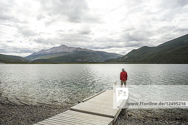 Muncho Lake British Columbia Mann und Hund auf dem Steg