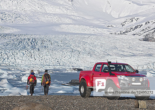 2 Bergsteiger wandern von einem maßgeschneiderten SUV / isländischen Superjeep