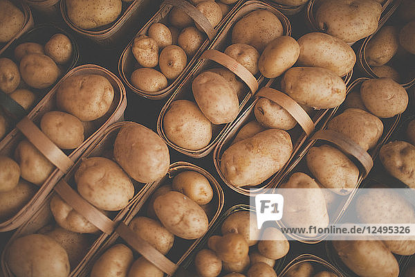 Körbe mit Kartoffeln zum Verkauf auf einem örtlichen Bauernmarkt in Ontario  Kanada.