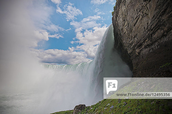 Horseshoe Falls  der größte Wasserfall der Niagarafälle  von der kanadischen Seite aus gesehen.