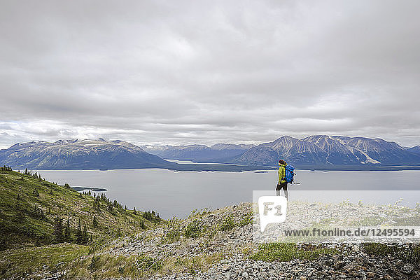 Wanderin auf dem Monarch Mountain mit Blick auf den Atlin Lake und die Boundary Mountain Ranges in British Columbia