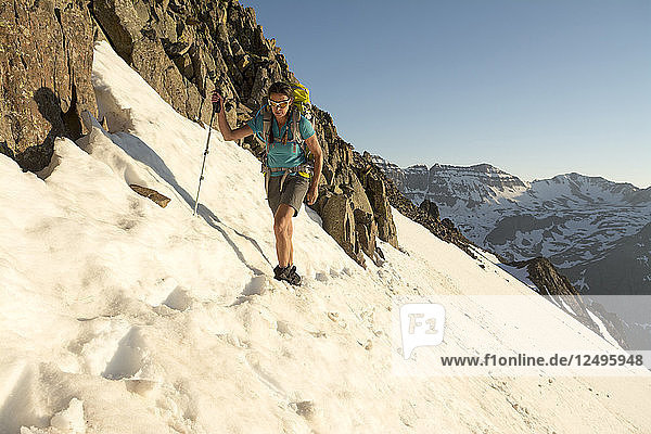 Eine Wanderin beim Wandern auf dem Blaine Peak unterhalb des Mount Sneffels in Colorado