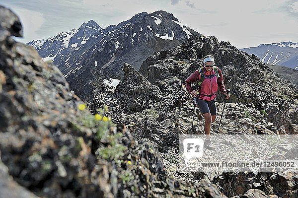 Wanderer auf dem Grat  der Flattop Mountain  Peak 2  Peak 3 und Flaketop mit dem Ptarmigan Pass im Chugach State Park in der Nähe von Anchorage  Alaska  verbindet  Juni 2011. Die vier Meilen lange Überquerung ist eine beliebte lokale Wanderung und für Trailrunning geeignet.