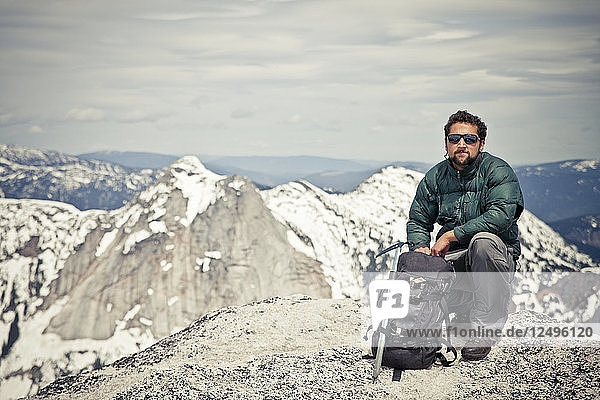 Ein Rucksacktourist posiert für ein Foto auf dem Gipfel des Needle Peak  BC  Kanada.