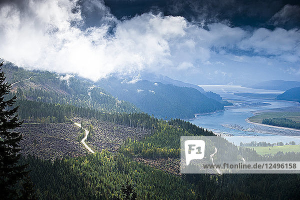 Ein Fluss windet sich an einem stürmischen Tag in Revelstoke  British Columbia  durch die Berge.