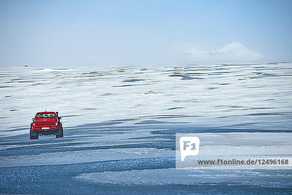 Individueller isländischer 4x4 Pick-up  der auf dem Breidamerkurjokull-Gletscher  einem Teil des Vatnajokull-Gletschers  einen eisigen Hang hinauffährt