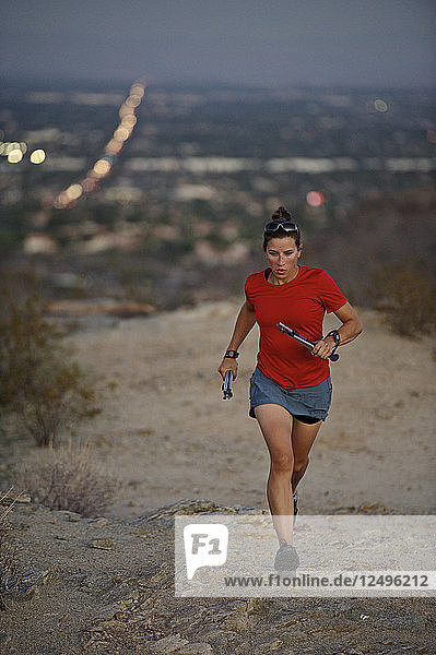 Frau beim Trailrunning im South Mountain Park  Phoenix  Arizona  November 2011. Der Park bietet einen Blick auf die Stadt Phoenix.