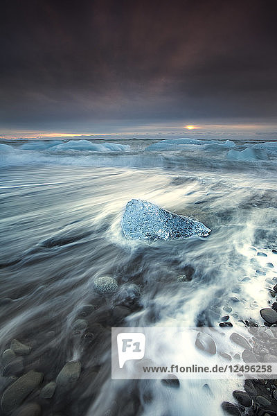 Das Gletschereis von Brei??amerkurj??kull liegt am Strand der Küste von Brei??amerkursandur  Island  auch bekannt als Jokulsarlon.