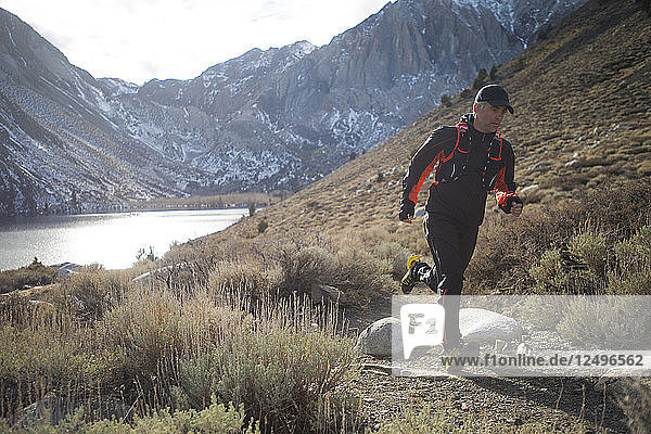Mann läuft durch die Berge von Bishop California im Winter während des Tages