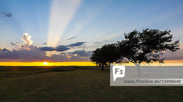 Sonnenstrahlen hinter sich auflösenden Gewitterwolken bei Sonnenuntergang  West-Texas  Vereinigte Staaten