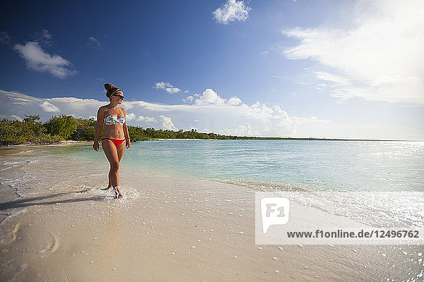 Eine junge attraktive Frau spaziert am Strand von Cayo Coco  Kuba.