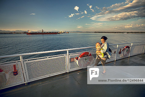 Eine Mutter  die mit ihrem Sohn auf dem Deck eines BC Ferries-Schiffes spazieren geht  während es den Hafen von Duke Point verlässt