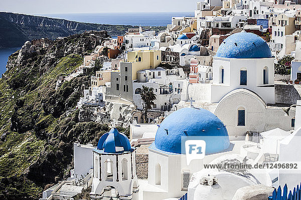 Blaue Kuppeldächer in Santorin  Griechenland.