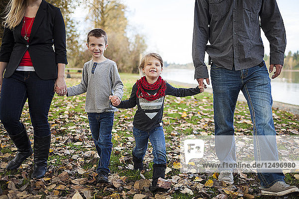 Glückliche Familie beim Spaziergang im Park