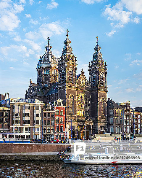 Blick auf die Basilika St. Nikolaus in Amsterdam  Niederlande