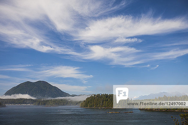 Die Aussicht auf Meares Island von der Stadt Tofino  British Columbia  Kanada