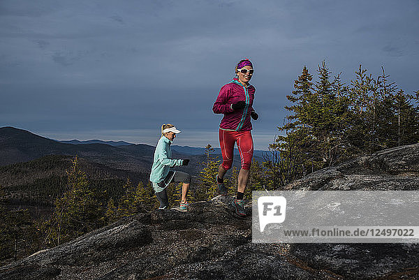 Kristina Folcik und Leslie O'Dell genießen einen Nachmittagslauf oberhalb der Bergstadt North Conway  NH.