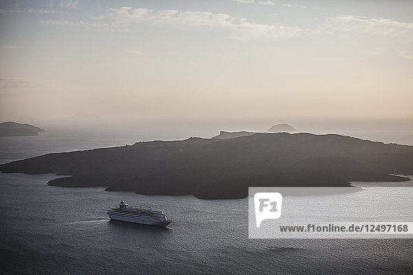 Kreuzfahrtschiff im Hafen von Santorin  Griechenland  nach Sonnenuntergang.