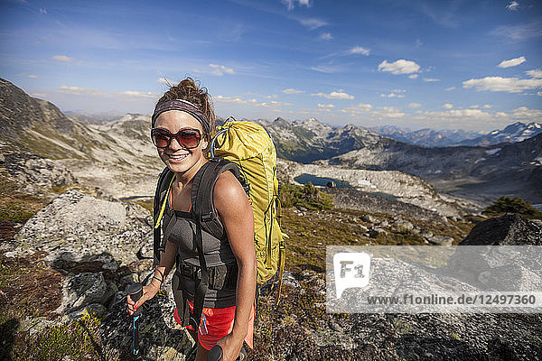 Lächelnde junge Frau mit Rucksack Wandern in Mount Marriott