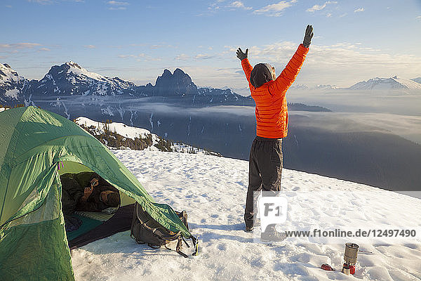 Ein Bergsteiger freut sich über den schönen Tag  an dem er beim Zelten in den Bergen von British Columbia  Kanada  aufgewacht ist.