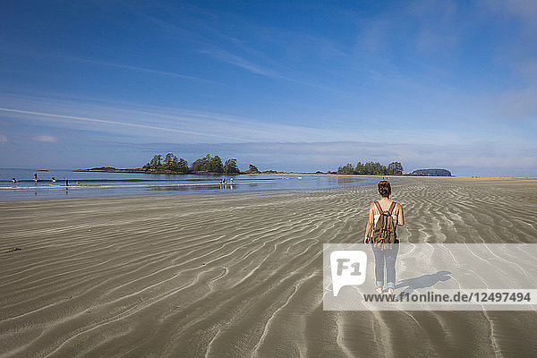 Eine junge Frau spaziert am Chesterman Beach in Tofino  British Columbia  Kanada.