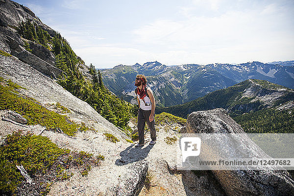 Evan Howard  ein Bergsteiger und Entdecker  wandert zum Needle Peak in British Columbia  Kanada.