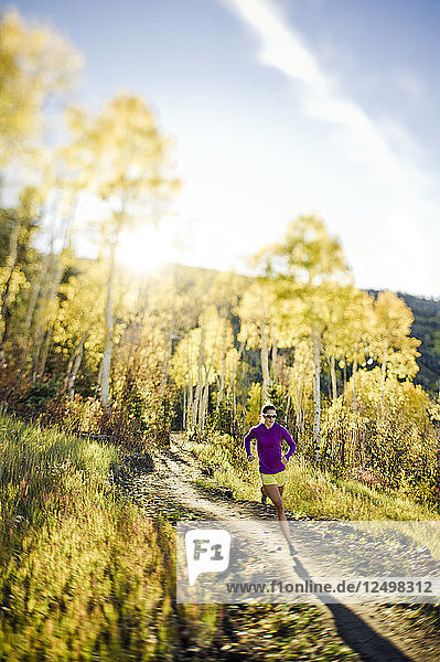 Frau läuft auf einem Wanderweg in Park City  Utah.