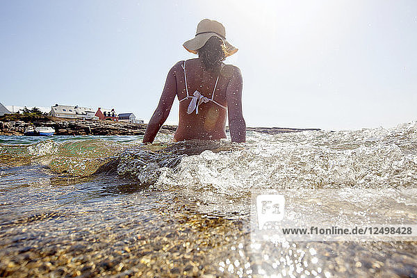 Rückansicht einer Frau am Strand der Ile De Groix  Frankreich