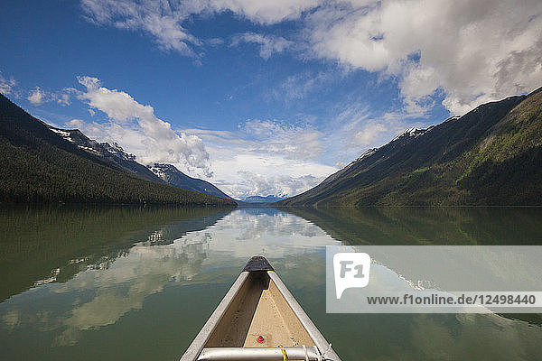 Der Bug eines Kanus bei der Fahrt auf dem Lanezi Lake während einer mehrtägigen Kanutour durch den Bowron Lake Provincial Park  British Columbia  Kanada.