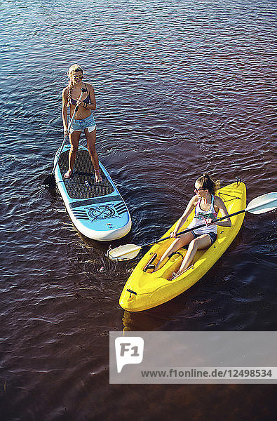 High Angle View of Female Friend auf Kajak und Paddleboard in Florida