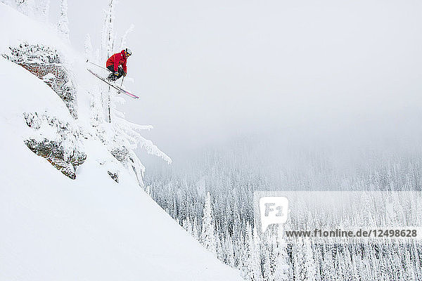 Männlicher Skifahrer fängt Luft im Whitefish Mountain Resort in Whitefish  Montana  USA
