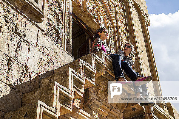 Reisende genießen die Aussicht von der Noravank-Kirche  Armenien