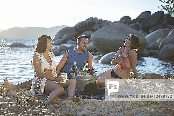 Glückliche Freunde genießen Drinks bei Sonnenuntergang am Lake Tahoe  Nevada  USA
