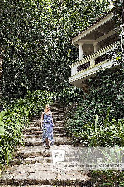 Frau geht die Treppe im Botanischen Garten von Rio De Janeiro hinunter