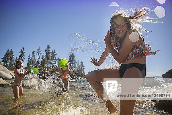 Mädchen genießen im Wasser am Lake Tahoe  Nevada  USA