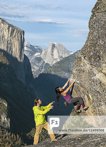 Bergsteiger in Yosemite mit Half Dome und El Capitan im Hintergrund