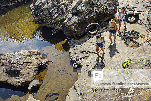 Drei junge Frauen durchwandern und schwimmen im Little River Canyon National Preserve.