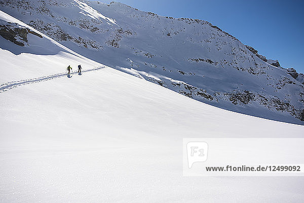 Skitourengehen an einem sonnigen Tag im Skigebiet Monterosa