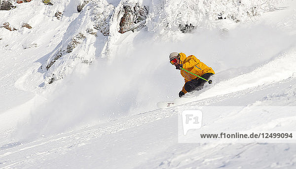 Ein männlicher Skifahrer machen eine Wende in der Hellroaring Basin bei Whitefish Mountain Resort in Whitefish  Montana  USA