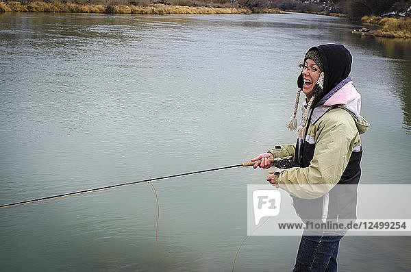 Die Naturschützerin und Schriftstellerin Rachel Shockley fischt mit der Fliege am San Juan River unterhalb des Navajo-Damms im kürzlich wiederhergestellten  80 Hektar großen Hammond Tract  einem beliebten Gewässer für Angler. Januar  2015.