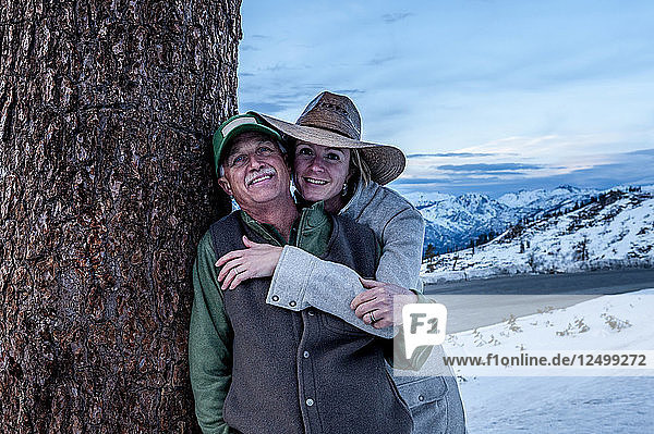 Ehepaar mit verschneiten Bergen im Hintergrund