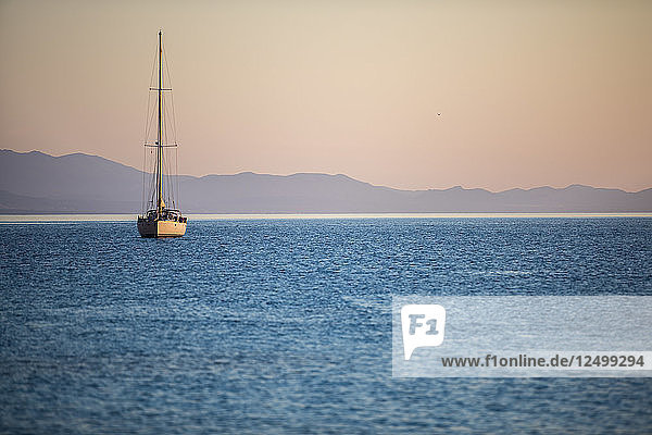 Segelboote bei Sonnenaufgang in Cala Goloritz?®  Sardinien  Italien.