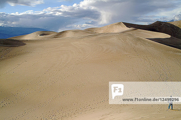 Mann beim Wandern in den Mesquite Flat Dunes  Death Valley National Park  CA