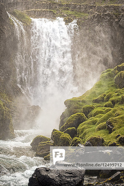 Landschaftliche Ansicht des Dynjandi-Wasserfalls in Island