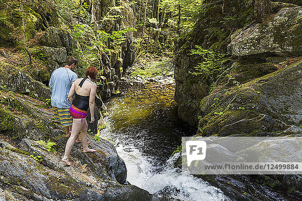 Ein Paar erkundet die Screw Auger Falls auf dem Gulf Hagas Brook Appalachian Trail