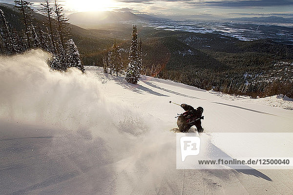 Ein männlicher Skifahrer Skifahren auf einem Pulver verschneite Landschaft in Whitefish  Montana  USA