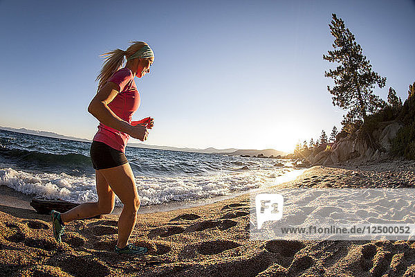 Läufer am Hidden Beach  Tahoe  CA